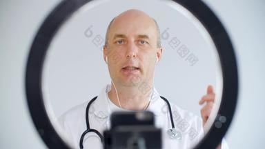 医生会说话的视频闲谈，聊天病人远程咨询医生医生手势在线建议病人视频调用前面相机